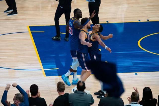 开云下载网址-【现场】利刃出鞘！汤神归来勇士用逆转锁定季后赛